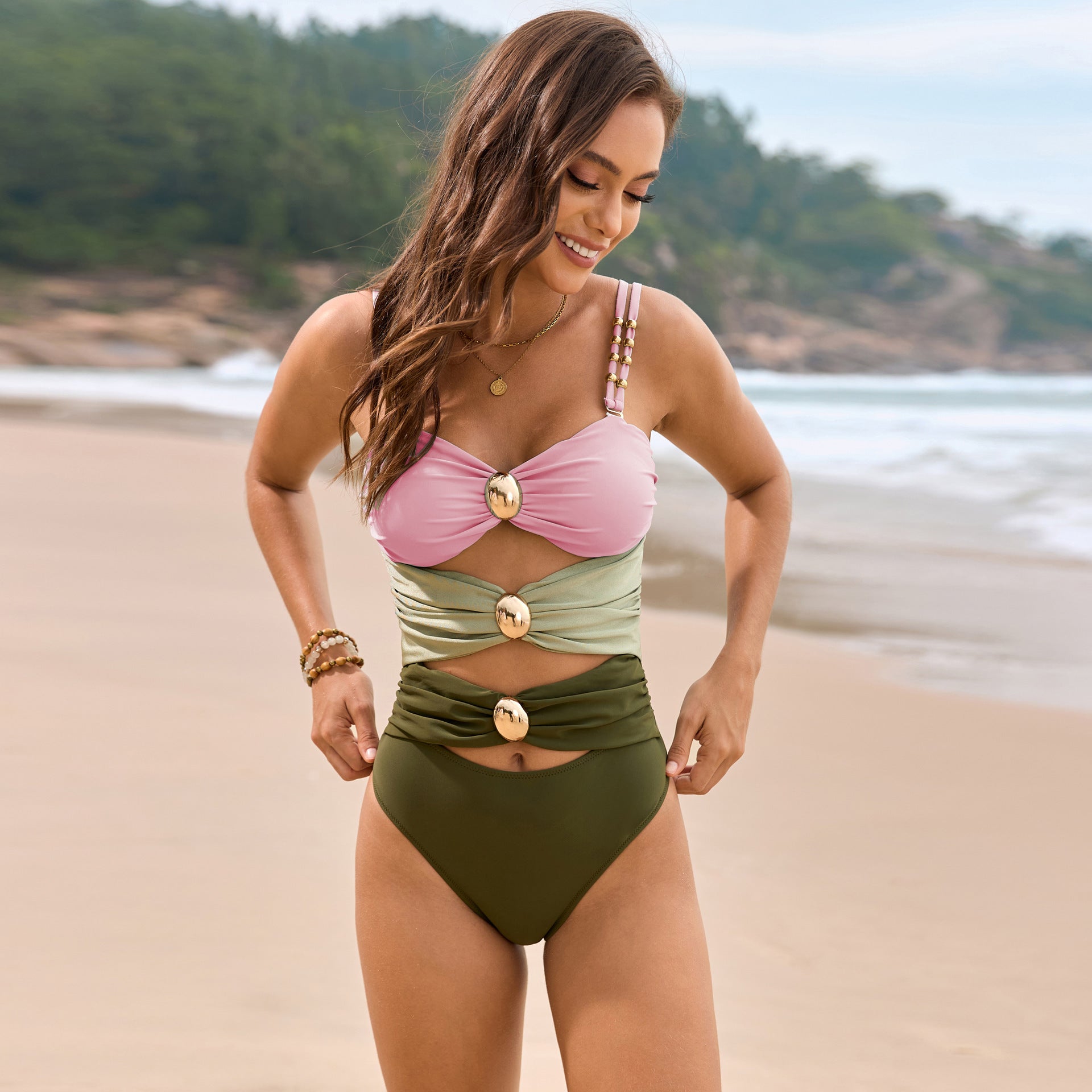 Traje de baño con hebilla metálica y costuras de color liso